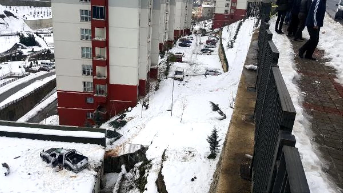 Kamyonet Kültür Merkezi Terasına Düştü, Sürücü Öldü