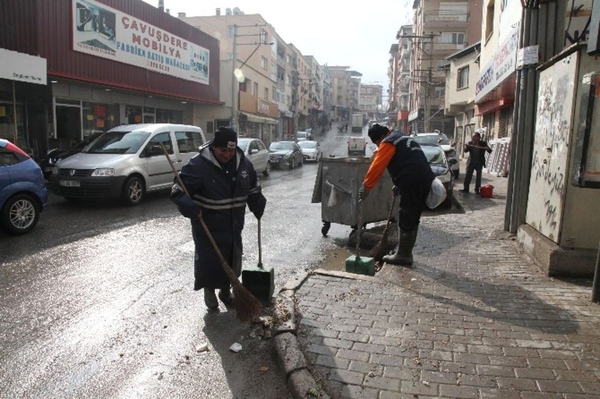 Karabağlar\'da Çöpler Toplanmaya Başlandı