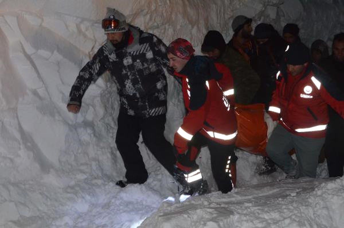 Karda Hastayı 2 Kilometre Sedyeyle Taşıdılar