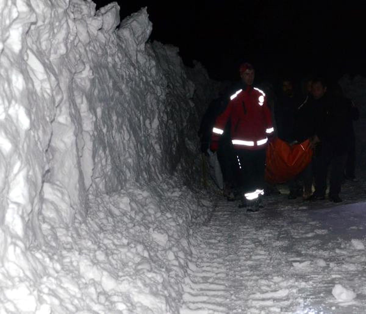 Karda Hastayı 2 Kilometre Sedyeyle Taşıdılar