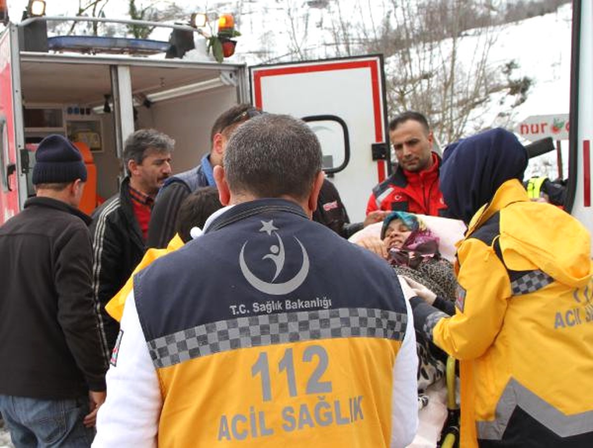 Karda Mahsur Kalan Böbrek Hastası Kar Ambulansı ile Kurtarıldı