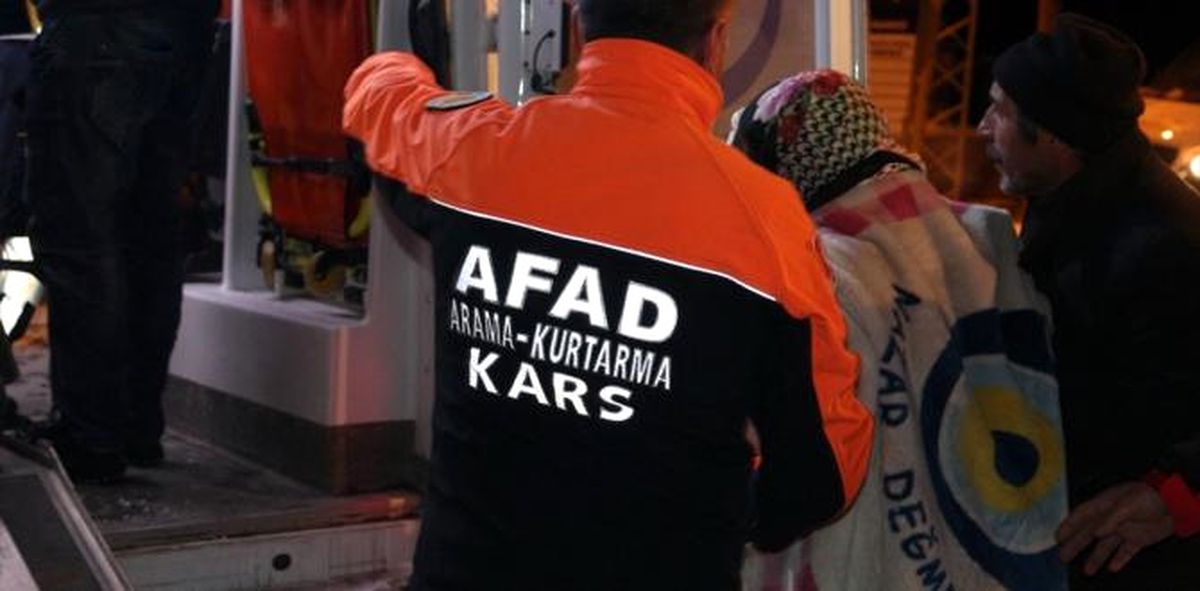 Köyde Mahsur Kalan Hastaları Ekipler Kurtardı