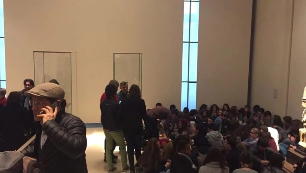 Louvre Müzesi\'nde Askerlere Saldırı