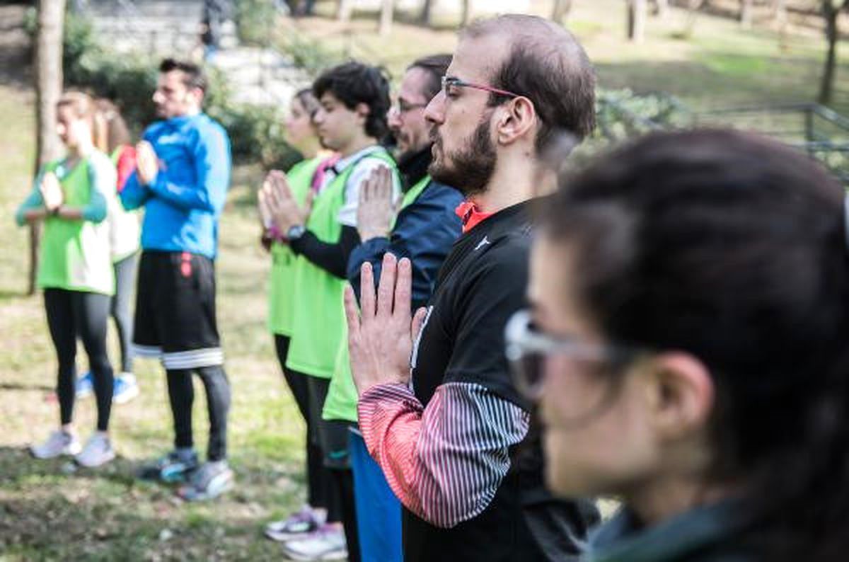 Maçka\'da Yogalı Akrobatlı Etkinlik