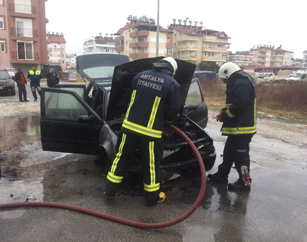 Manavgat\'ta Otomobil Yangını