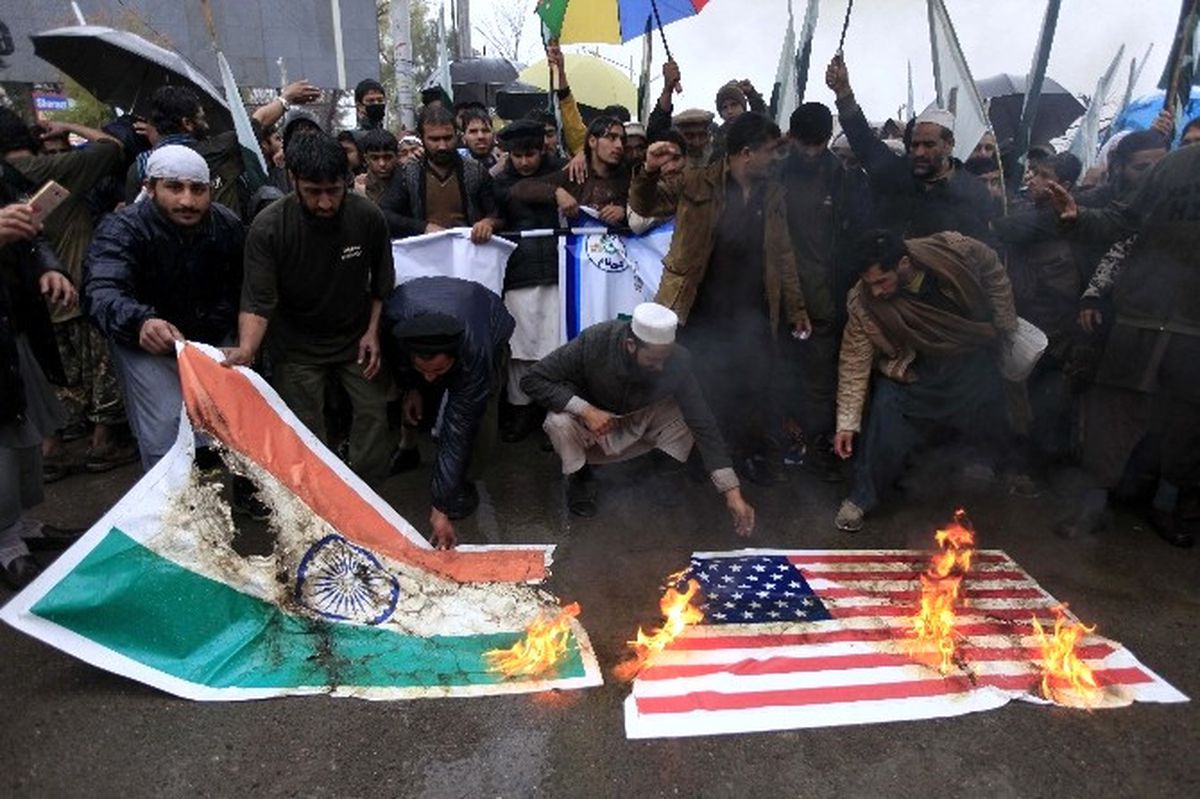 Pakistan\'da Hint ve ABD Bayrakları Yakıldı