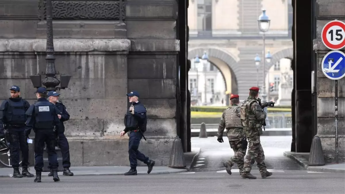 Paris\'teki Louvre Müzesi\'nde Silah Sesleri