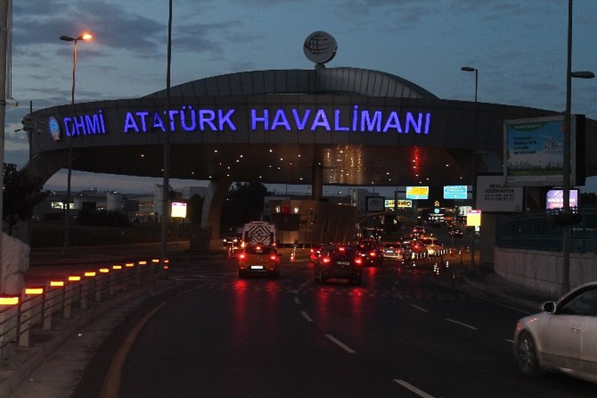 Polisin "Dur" İhtarına Uymayan 3 Kişinin Minibüsle Kaçması