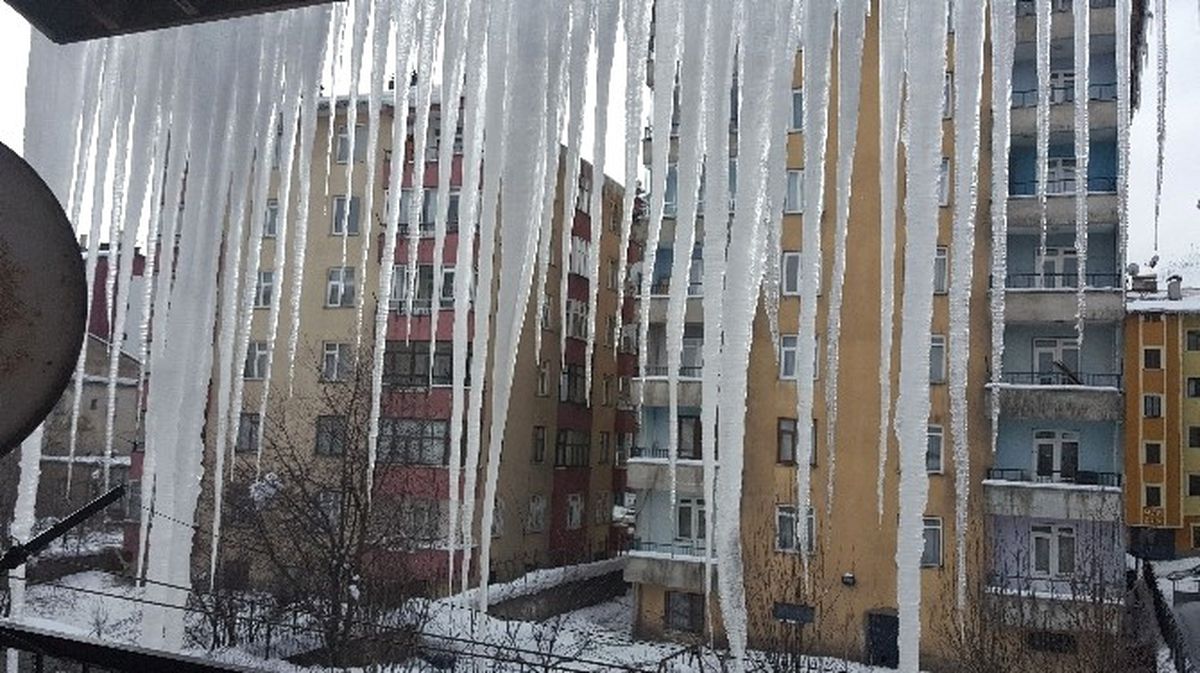Tatvan\'da Saçaklarda 3 Metrelik Buz Sarkıtları Oluştu