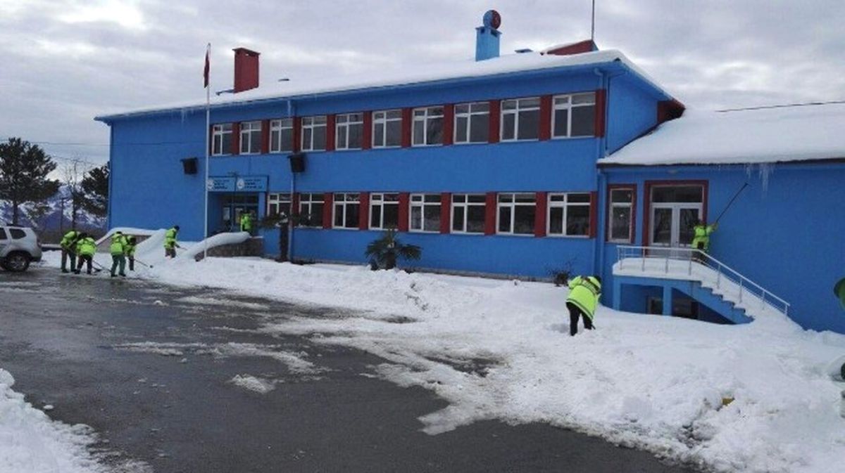 Trabzon\'da Kar Temizleme Çalışmaları Sürüyor
