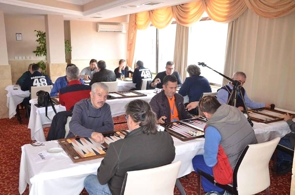 5. Ege Tavla Dernekleri Dayanışma Turnuvası Kuşadası\'nda Başladı