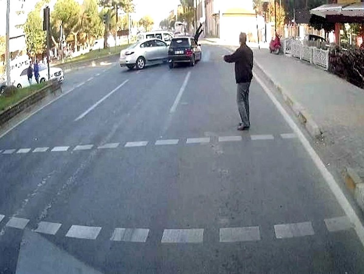 Aydın\'da Aşırı Süratli Otomobil Yaşlı Adama Çarptı