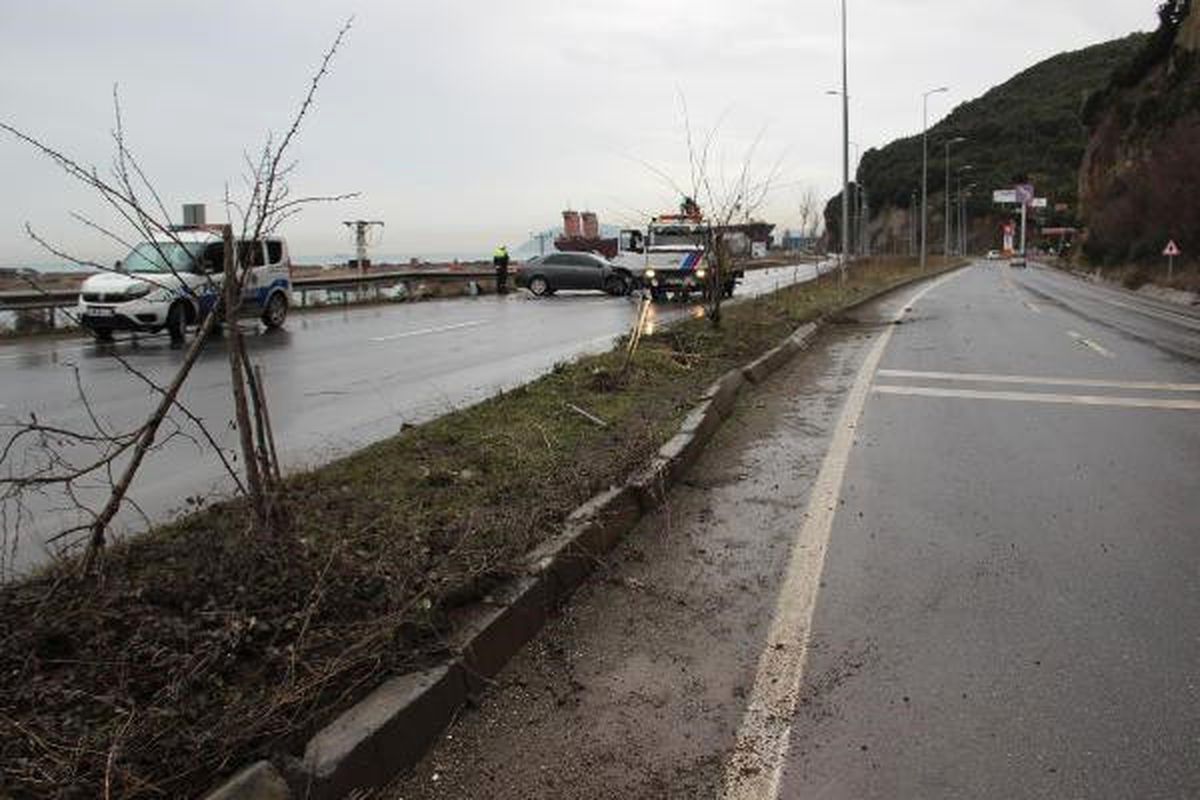 Bariyerlere Çarpan Otomobilde 2 Kişi Yaralandı
