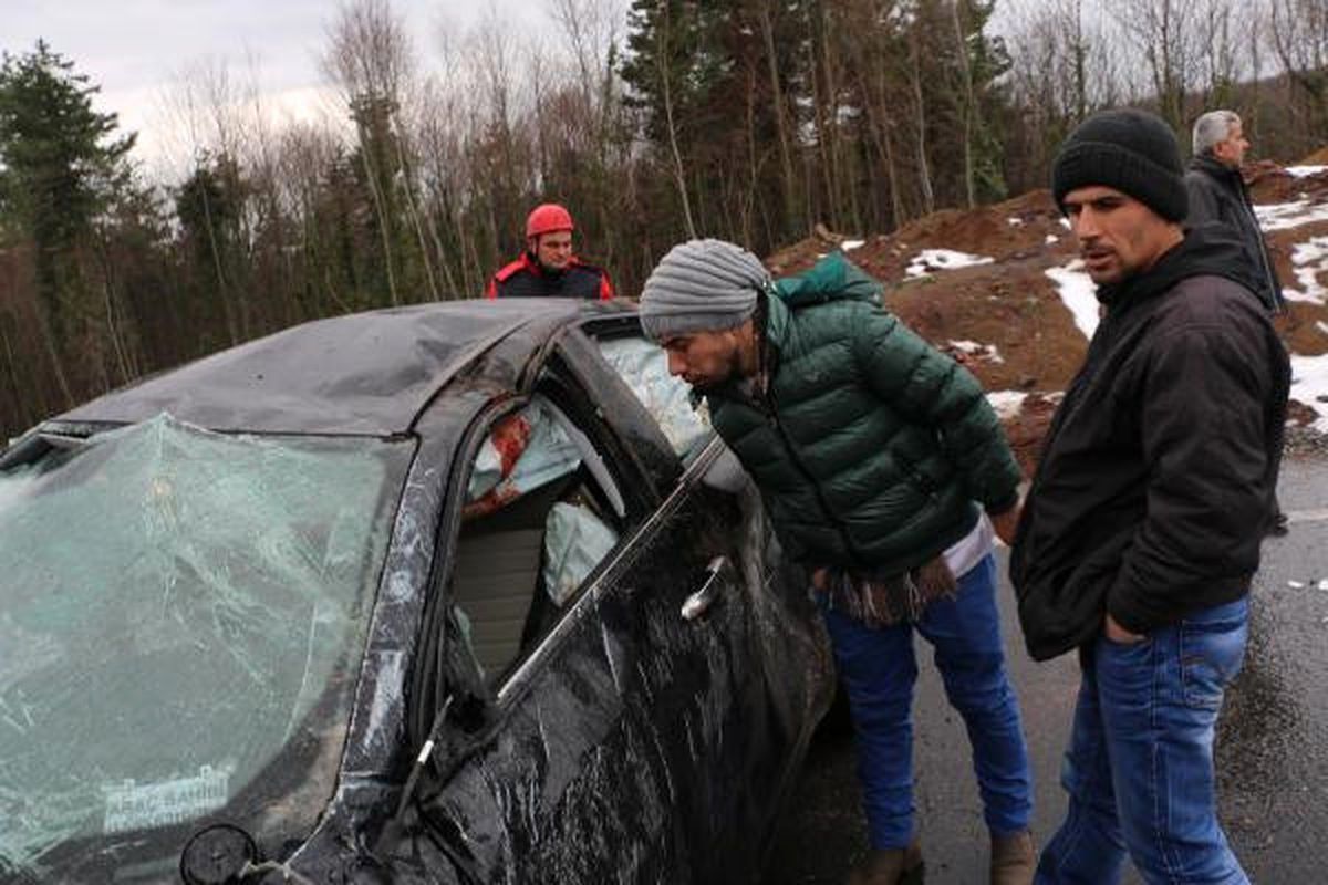 Bariyerlere Çarpan Otomobilde 2 Kişi Yaralandı