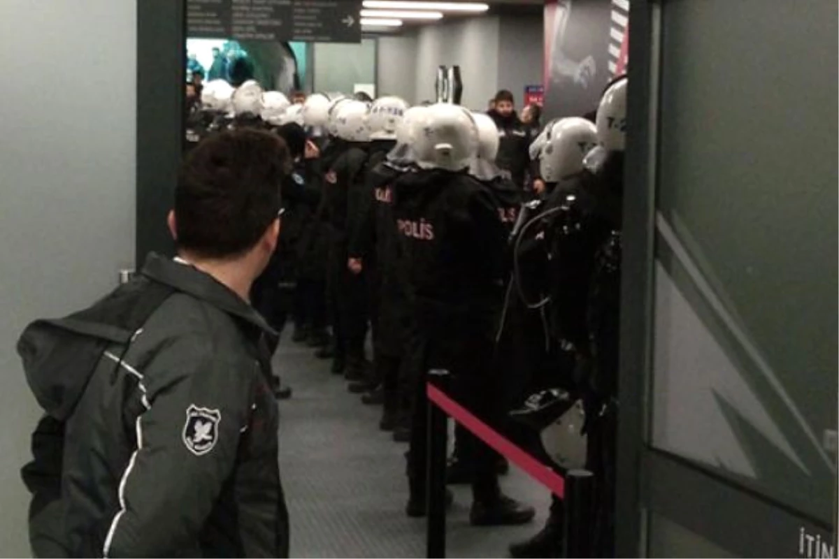 Beşiktaş - Fenerbahçe Derbisi Sonrası Soyunma Odası Koridorunda Güvenlik Önlemi