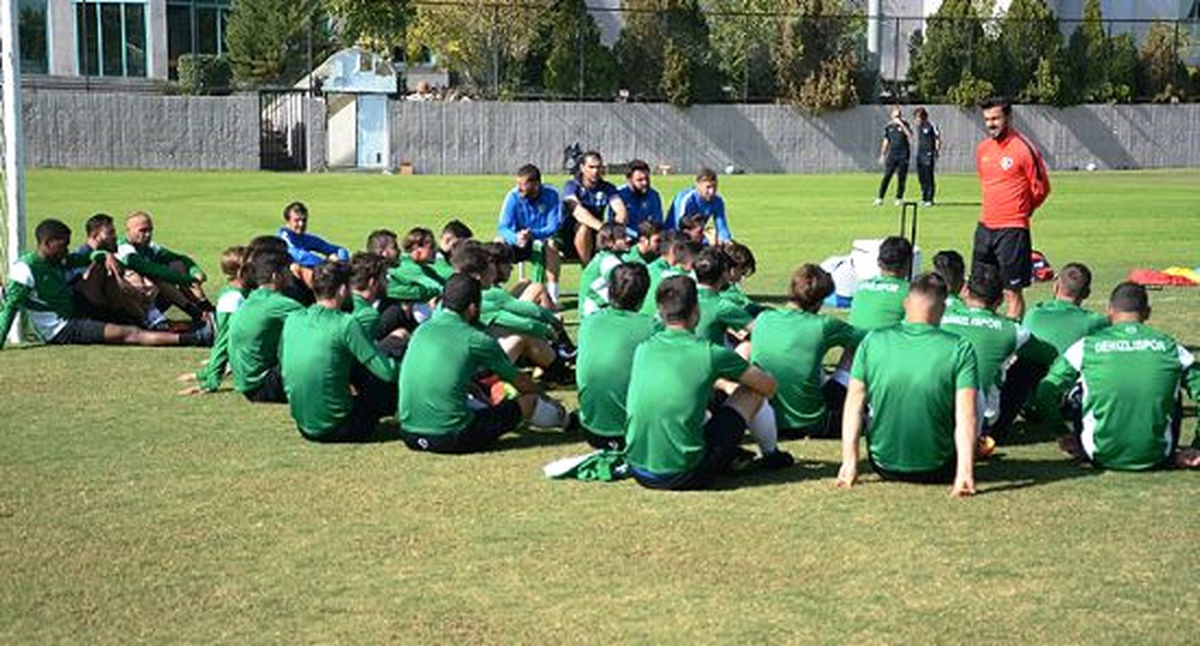 Denizlisporlu Oyuncular, Futbol Akademisi\'ne Moral Verdi