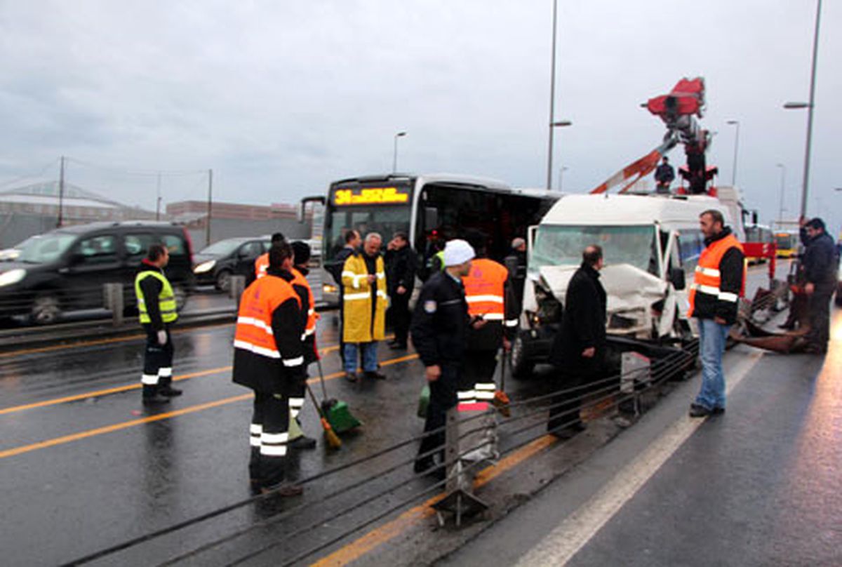 Dha İstanbul - Servis Minibüsü Metrobüse Çarptı