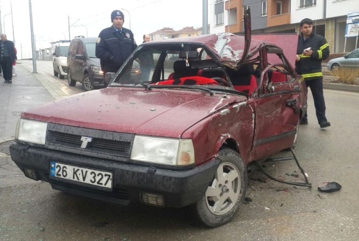 Eskişehir\'de Otomobil ile Kamyonet Çarpıştı: 2 Yaralı