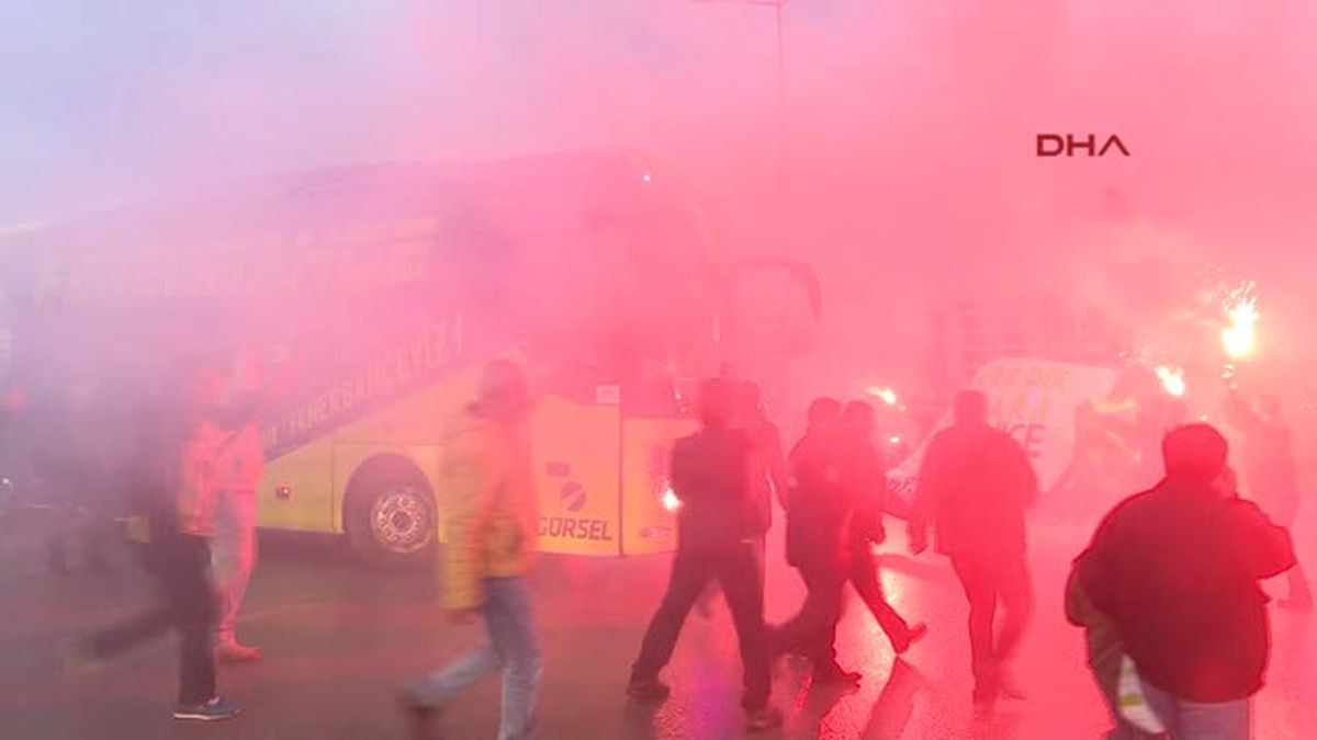 Fenerbahçe Derbiye Meşalelerle Uğurlandı
