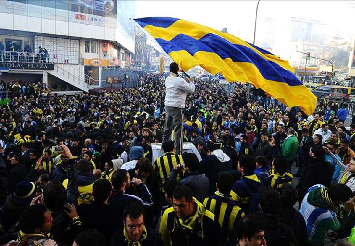 Fenerbahçeli Taraftarlar Belediye Otobüslerinin İçini Tribüne Çevirdi