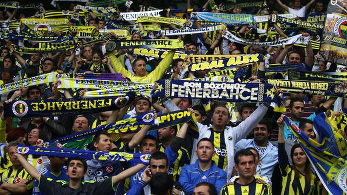 Fenerbahçeli Taraftarlar Belediye Otobüslerinin İçini Tribüne Çevirdi