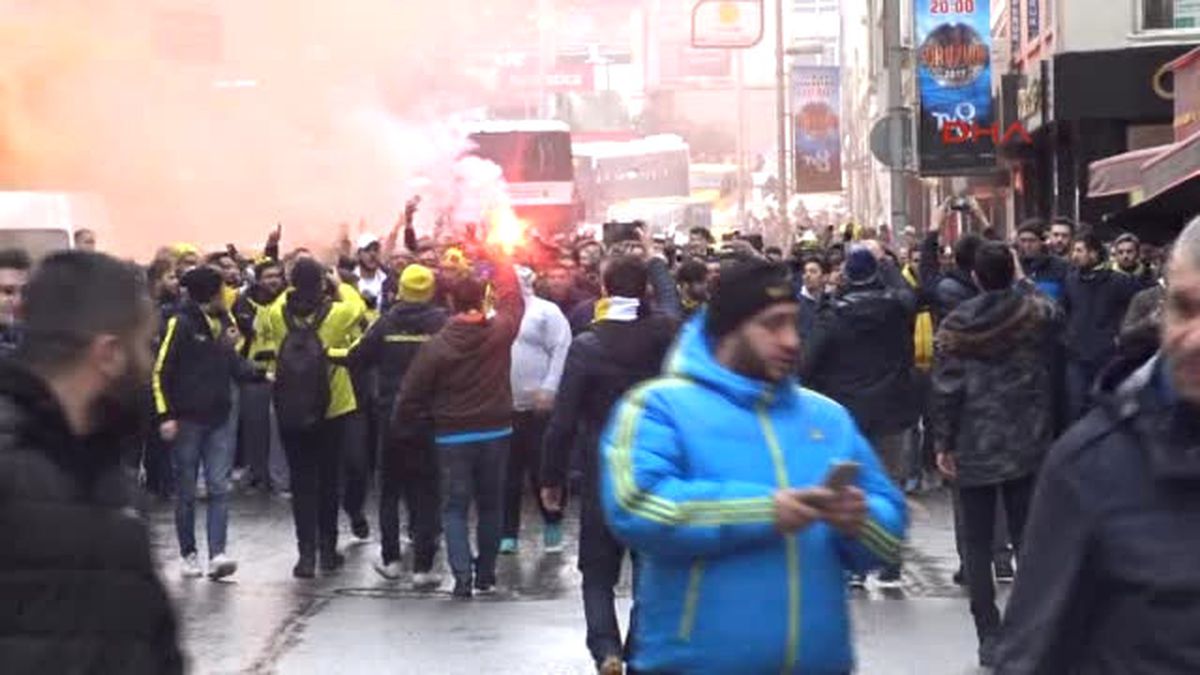 Fenerbahçeli Taraftarlar Derbinin Havasına Girdi