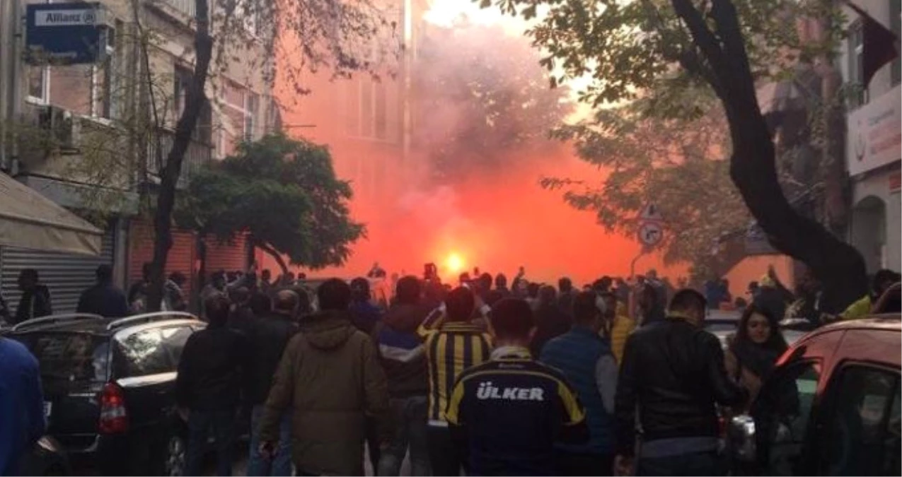 Fenerbahçeli Taraftarların Kullandığı Havai Fişek Yangın Çıkardı
