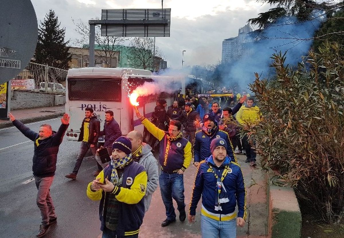 Fenerbahçeli Taraftarlarla Polis Arasında Gerginlik