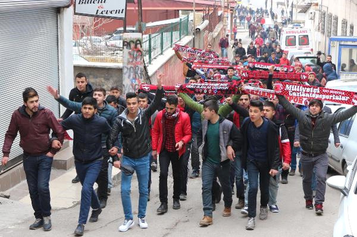 Gaziantep\'te Polis ile Taraftar Arasında Yürüyüş Kovalamacası: 1 Gözaltı