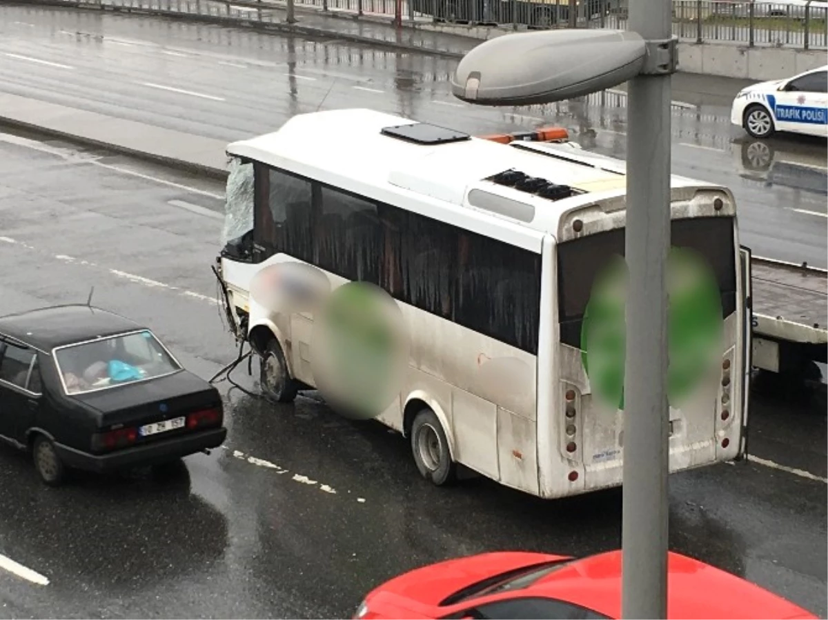 Geniş Haber) Servis Minibüsü Metrobüse Çarptı: 7 Yaralı