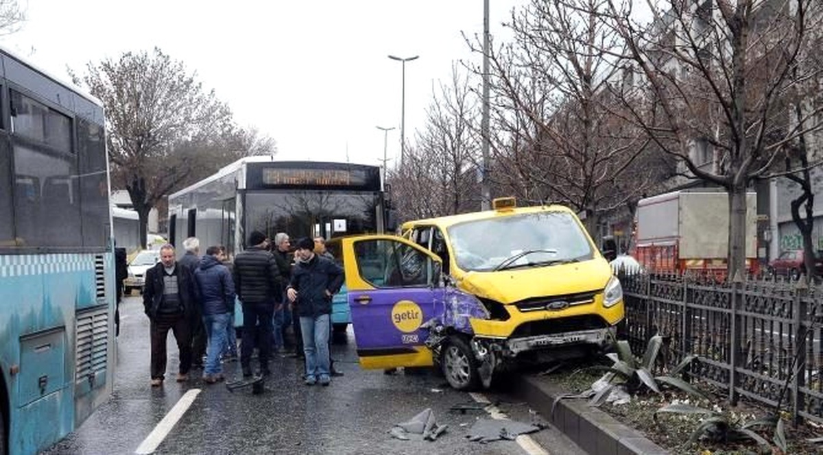 Geniş Haber) Unkapanı\'nda Trafik Kazası: 9 Yaralı