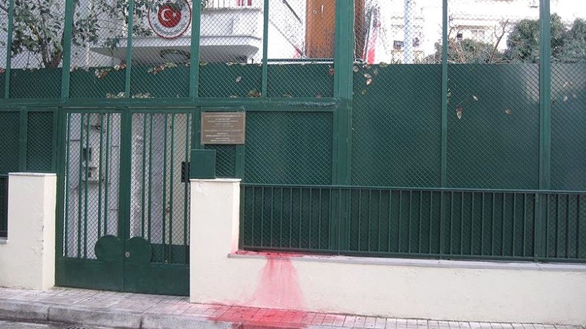 Gümülcine\'de Türk Konsolosluğuna Boyalı Saldırı
