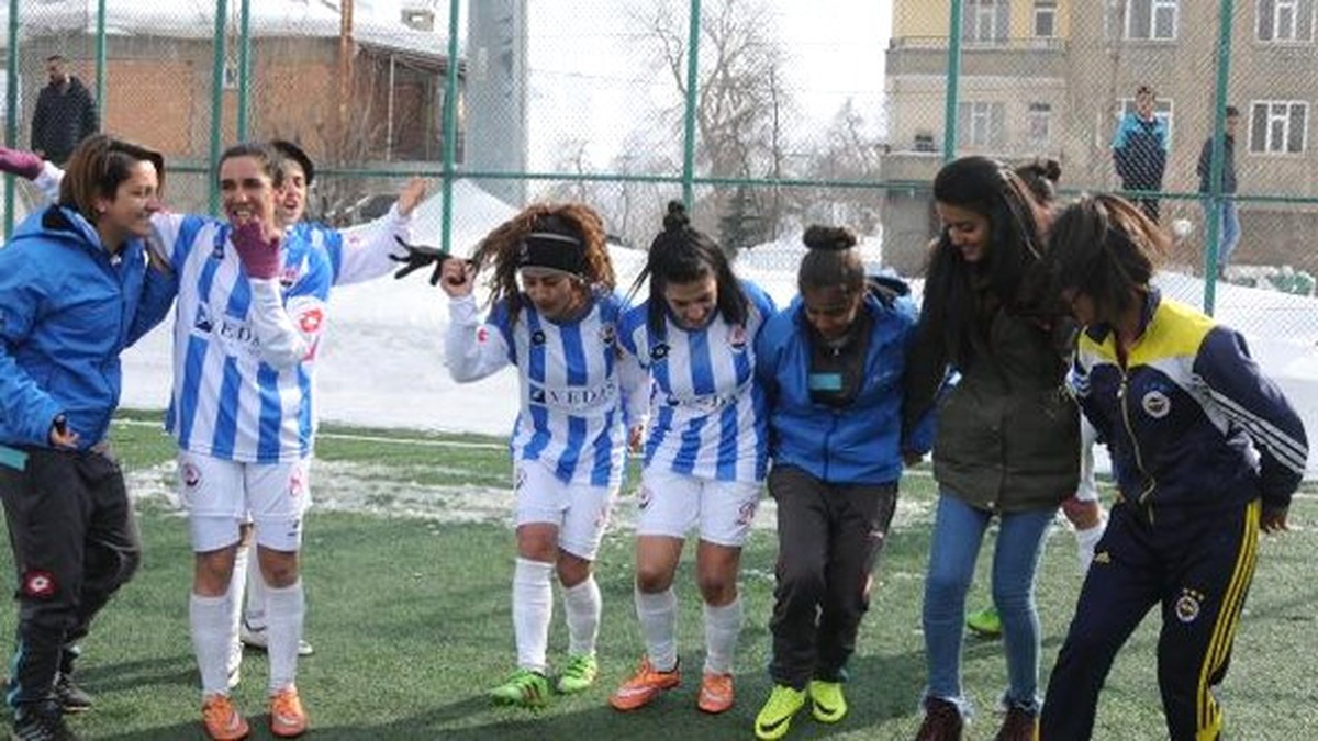 Hakkarili Kızlar 6-1\'lik Galibiyeti Halay Çekerek Kutladı