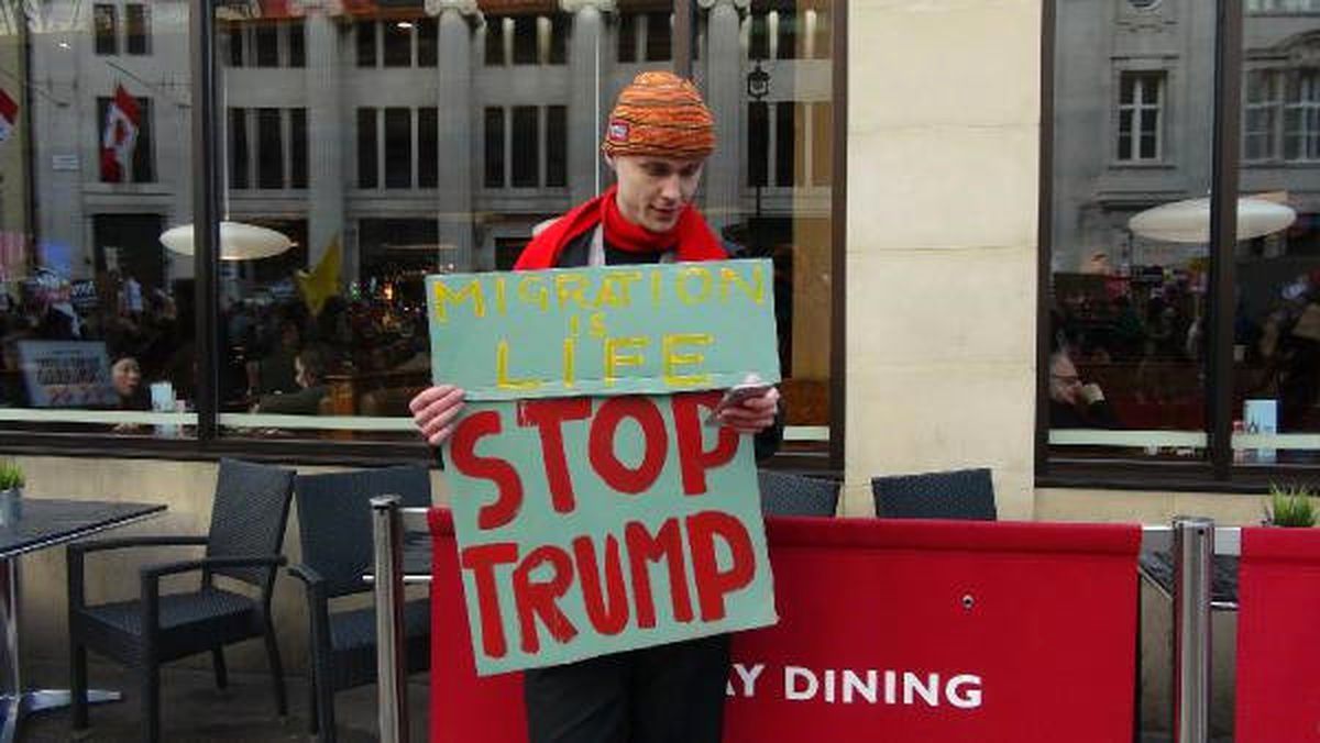 İngiltere\'de Onbinler Trump\'ı Protesto Etti