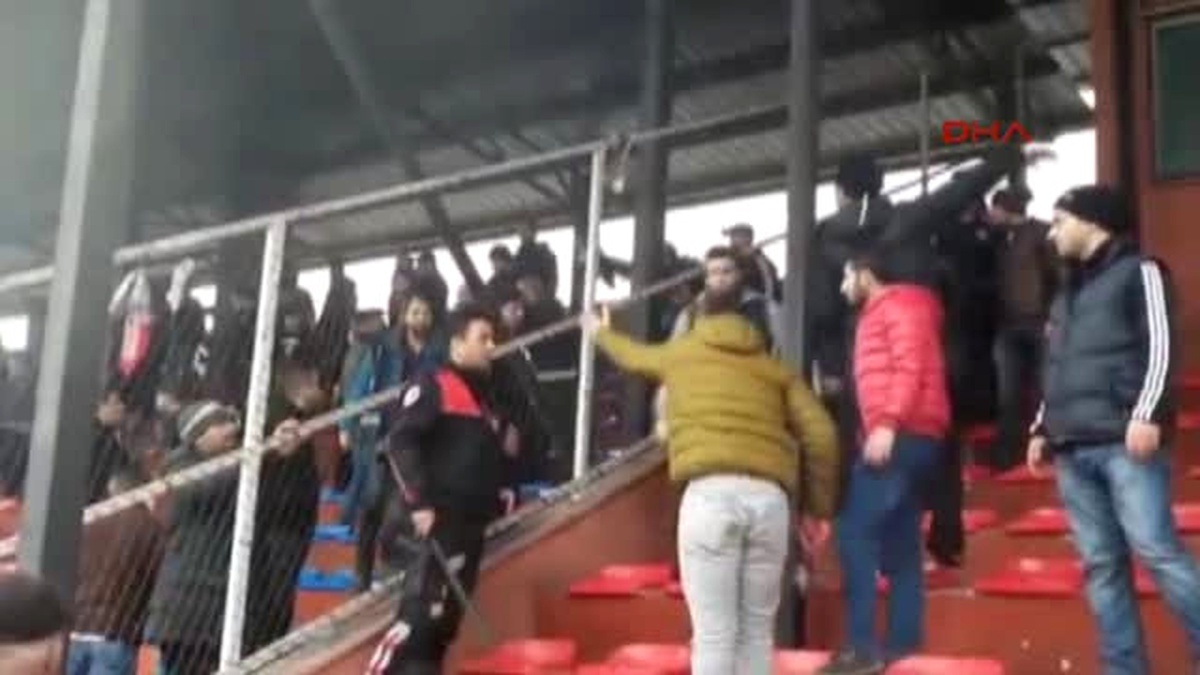 Kadınlar Maçında Erkekler Kavga Etti