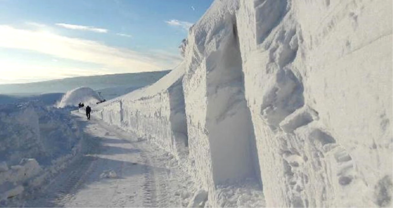 Bingöl\'de Kapalı Köy Yollarında 3 Metrelik Kar Koridoru Açıldı