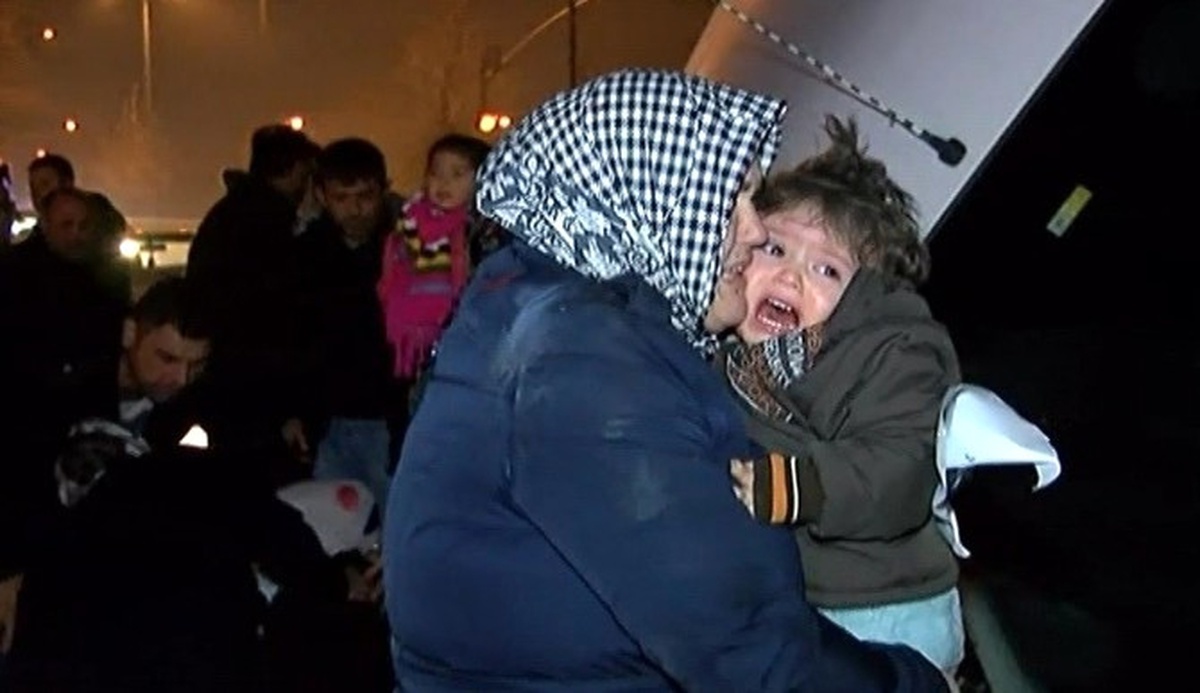 Kaza Yapan Araç Ağaca Çıktı: 1\'i Bebek 4 Yaralı