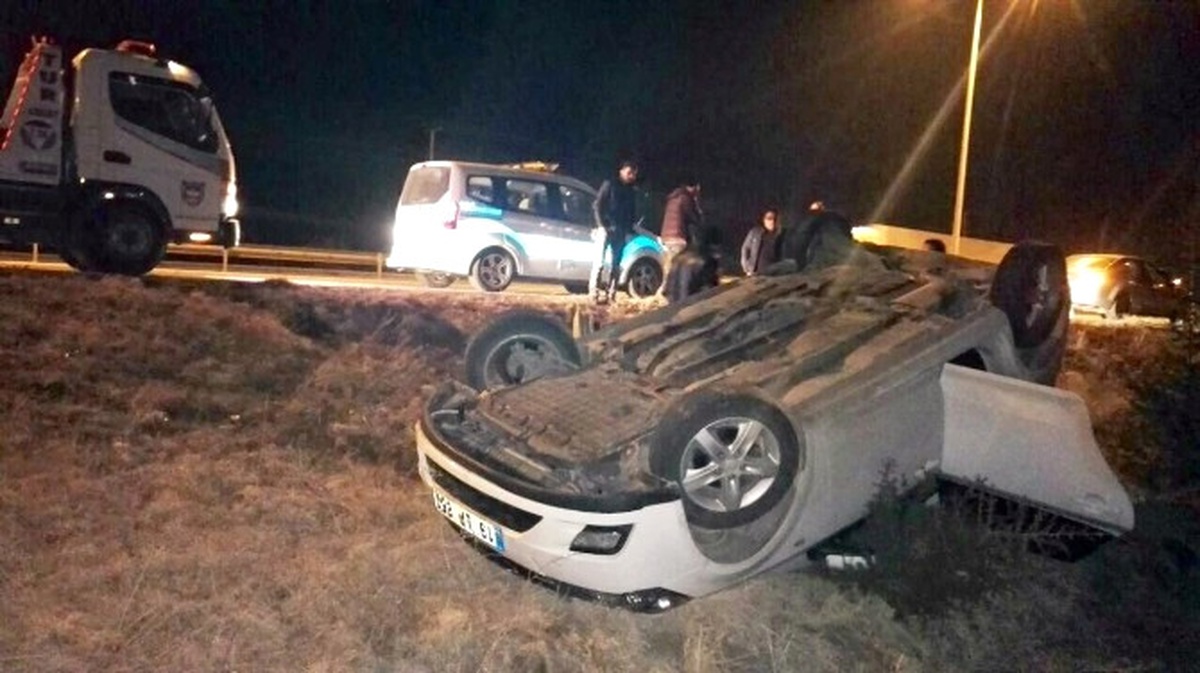 Kontrolden Çıkan Otomobil Tarlaya Uçtu