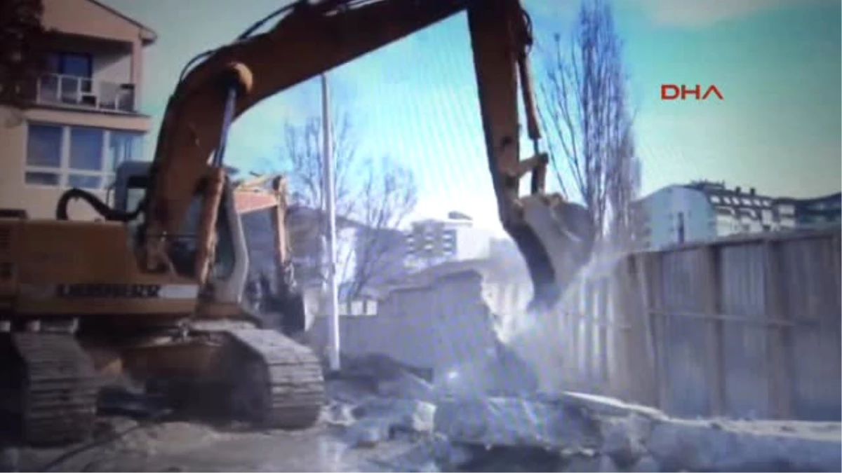 Kosova Ile Sırbistan Arasında Gerilime Neden Olan Duvar Yıkıldı