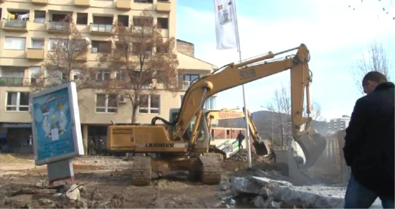 Kosova ile Sırbistan Arasında Gerilime Neden Olan Duvar Yıkıldı