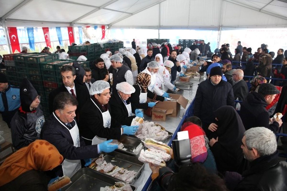 Küçükcekmece\'de 15 Bin Kişiye Hamsi Dağıtıldı