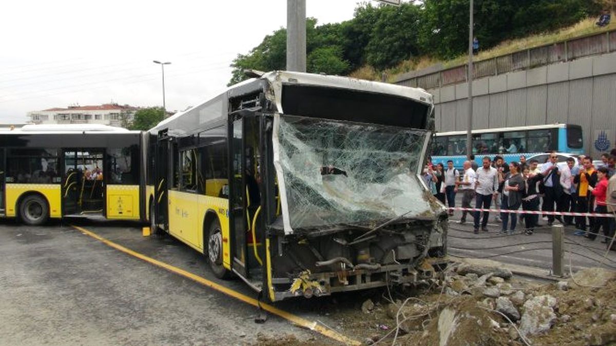 Küçükçekmece\'de Servis Aracı Metrobüse Çarptı: 7 Yaralı