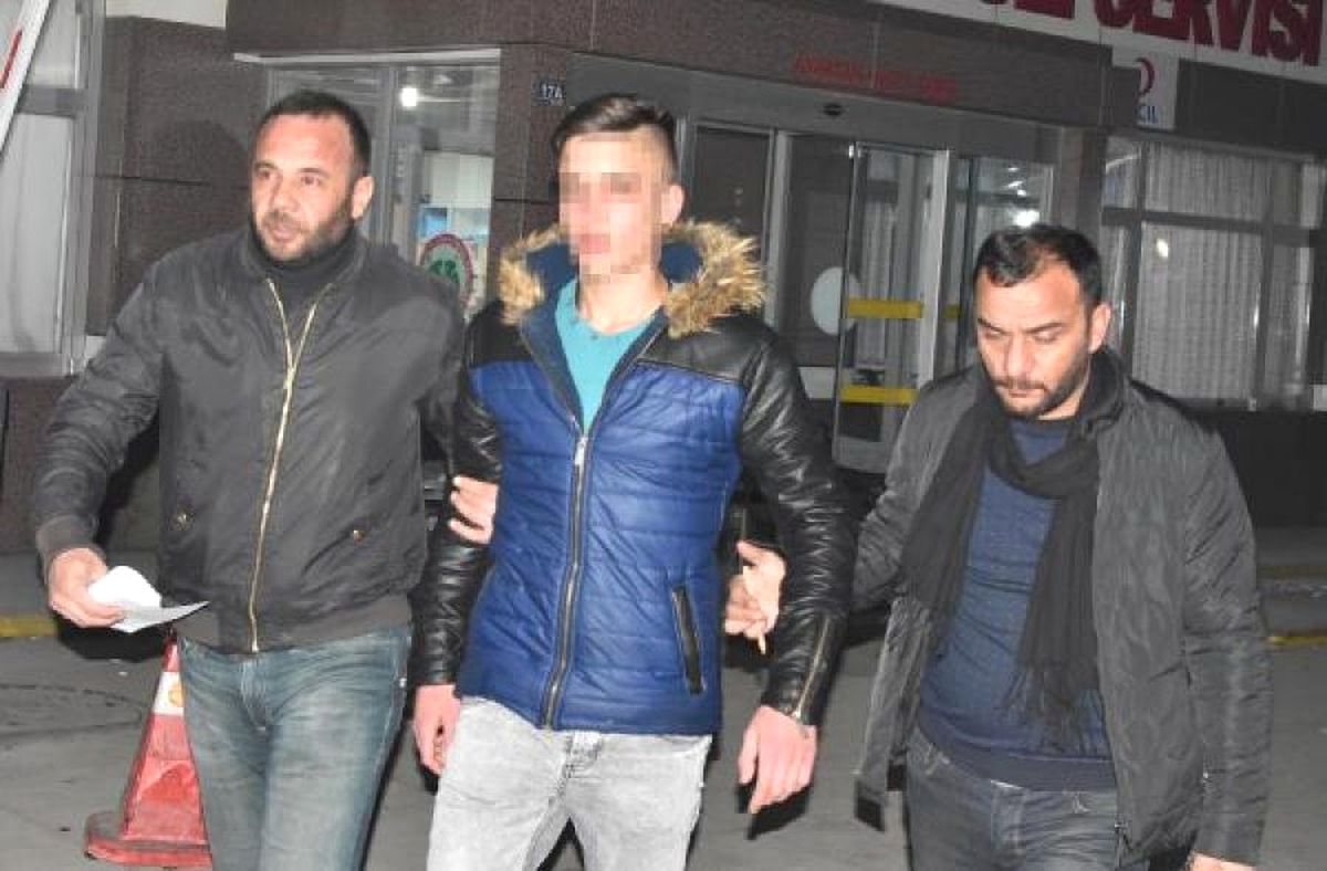 Küfür Eden Arkadaşını Bıçakladı