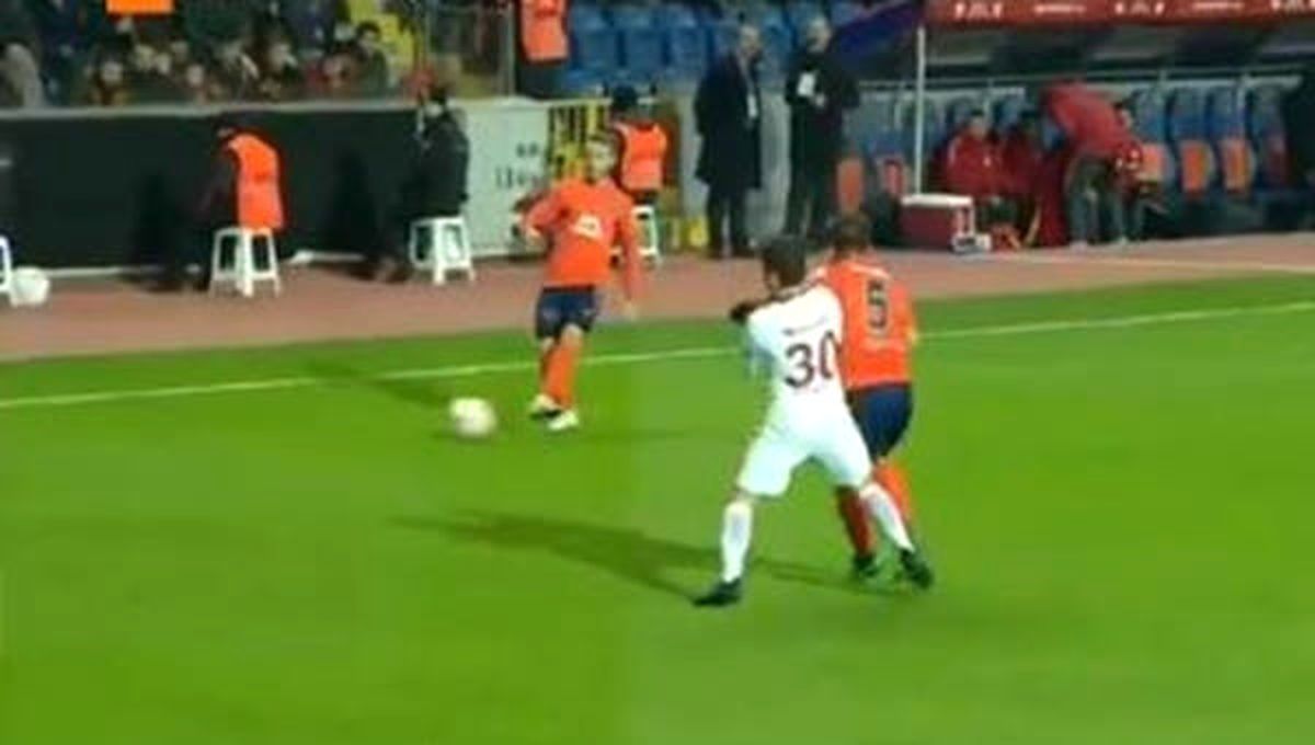 Medipol Başakşehir - Galatasaray Maçında Emre Belözoğlu\'nun Josue\'ye Dirseğinde Mete Kalkavan\'a...