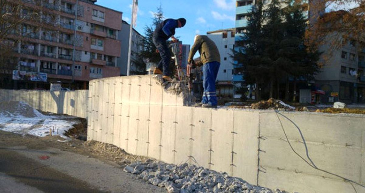 Mitrovica\'yı İkiye Ayıran Duvar Yıkıldı