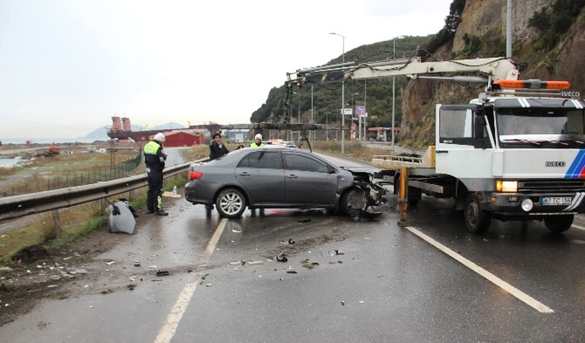 Otomobil Karşı Şeride Geçip Bariyerlere Çarptı: 2 Yaralı