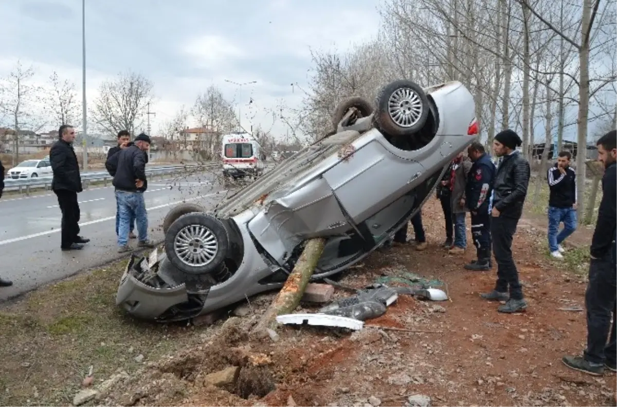 Otomobile Ağaç Saplandı, Sürücüsü Yara Almadan Kurtuldu