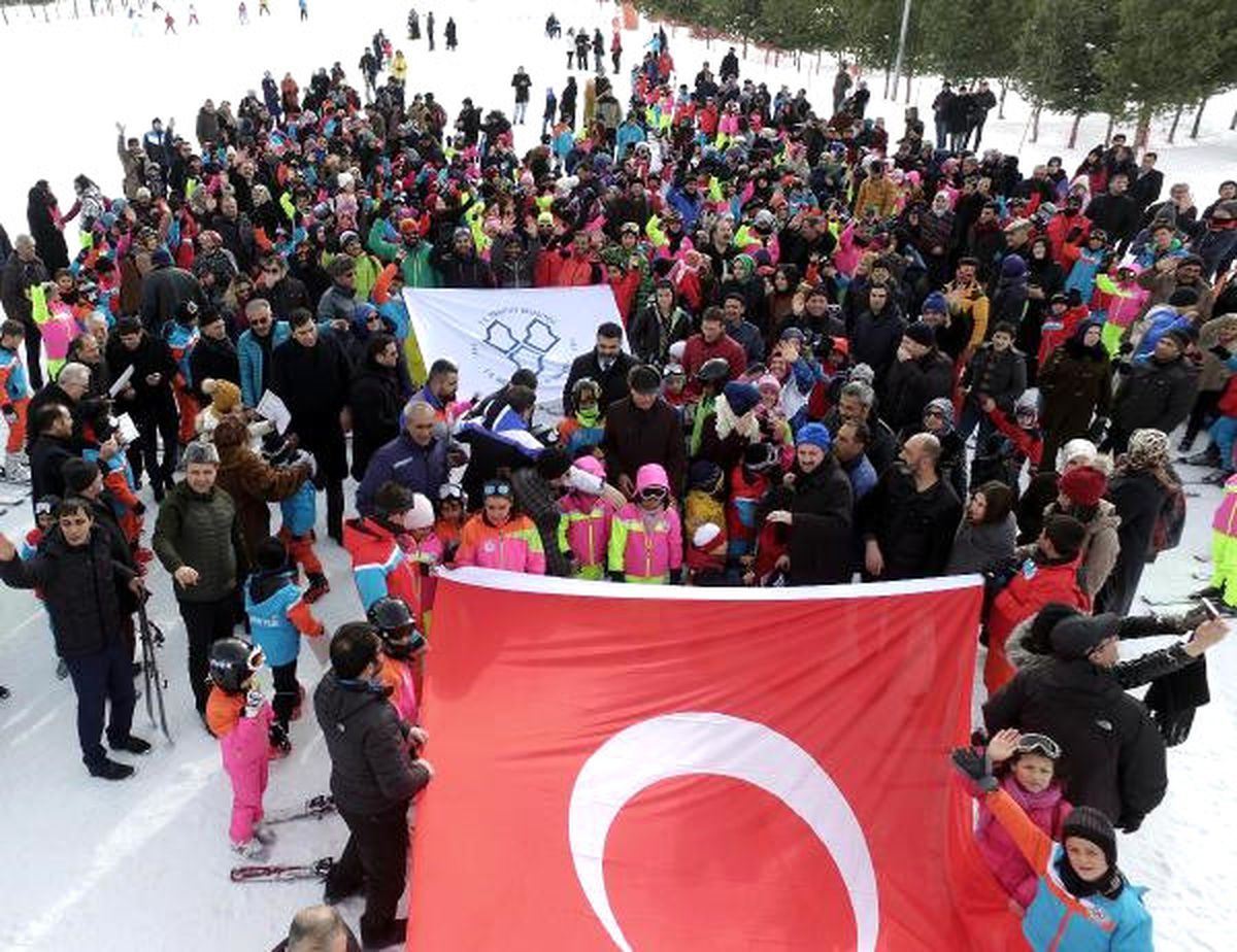 Palandöken\'de Minik Kayakçıların Muhteşem Gösterisi