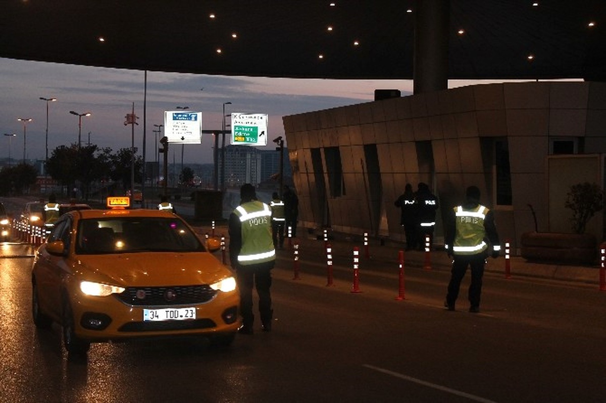 Polisin "Dur" İhtarına Uymayan 3 Kişinin Minibüsle Kaçması