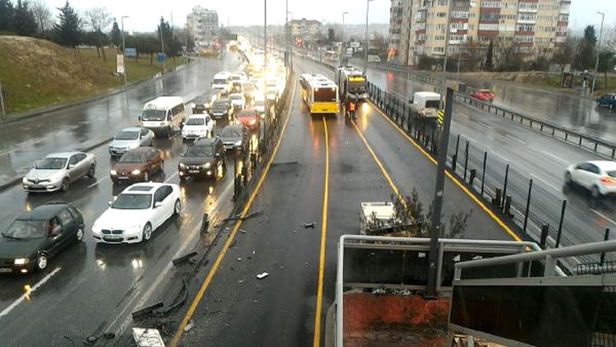 Servis Minibüsü Metrobüse Çarptı